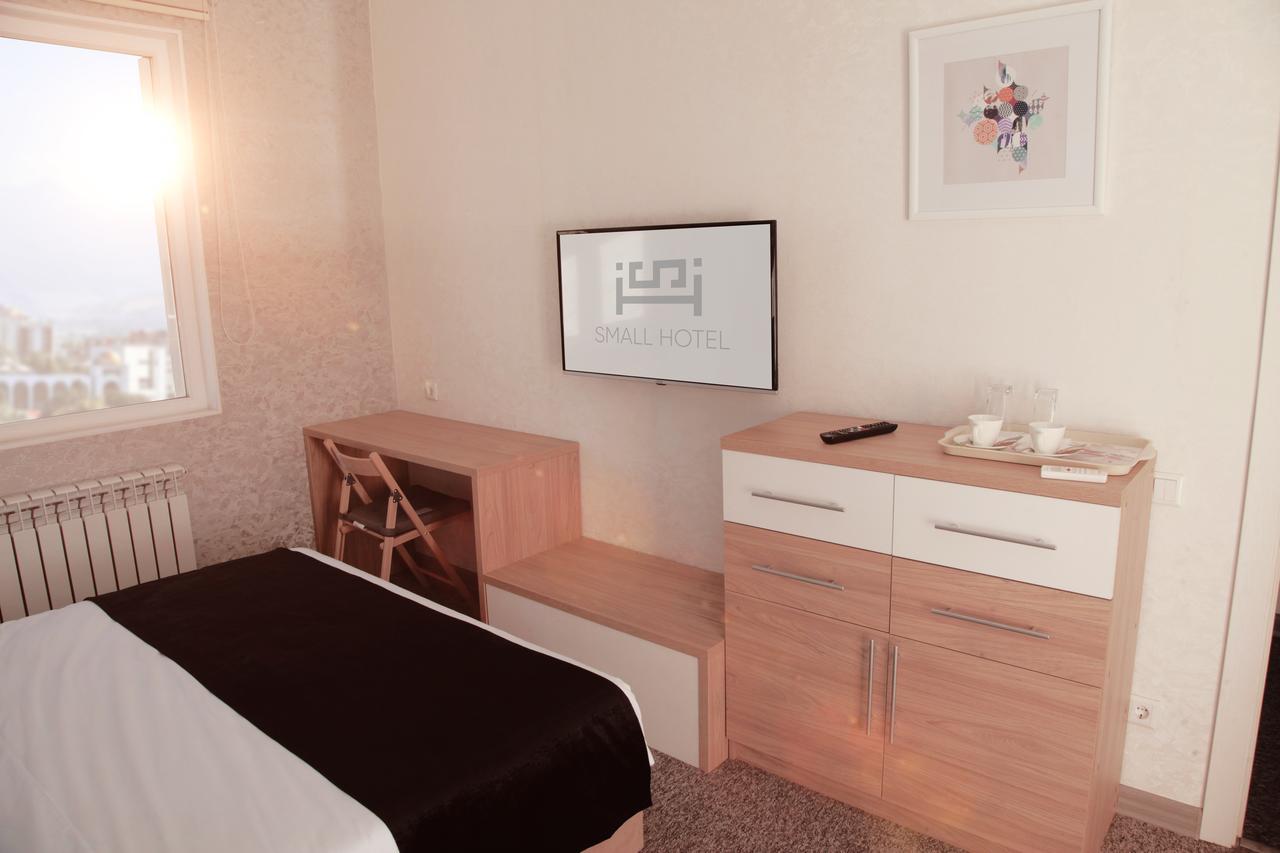 Small Hotel Бишкек Екстериор снимка